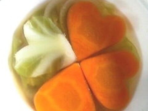 ハートで彩る野菜たっぷりコンソメスープ